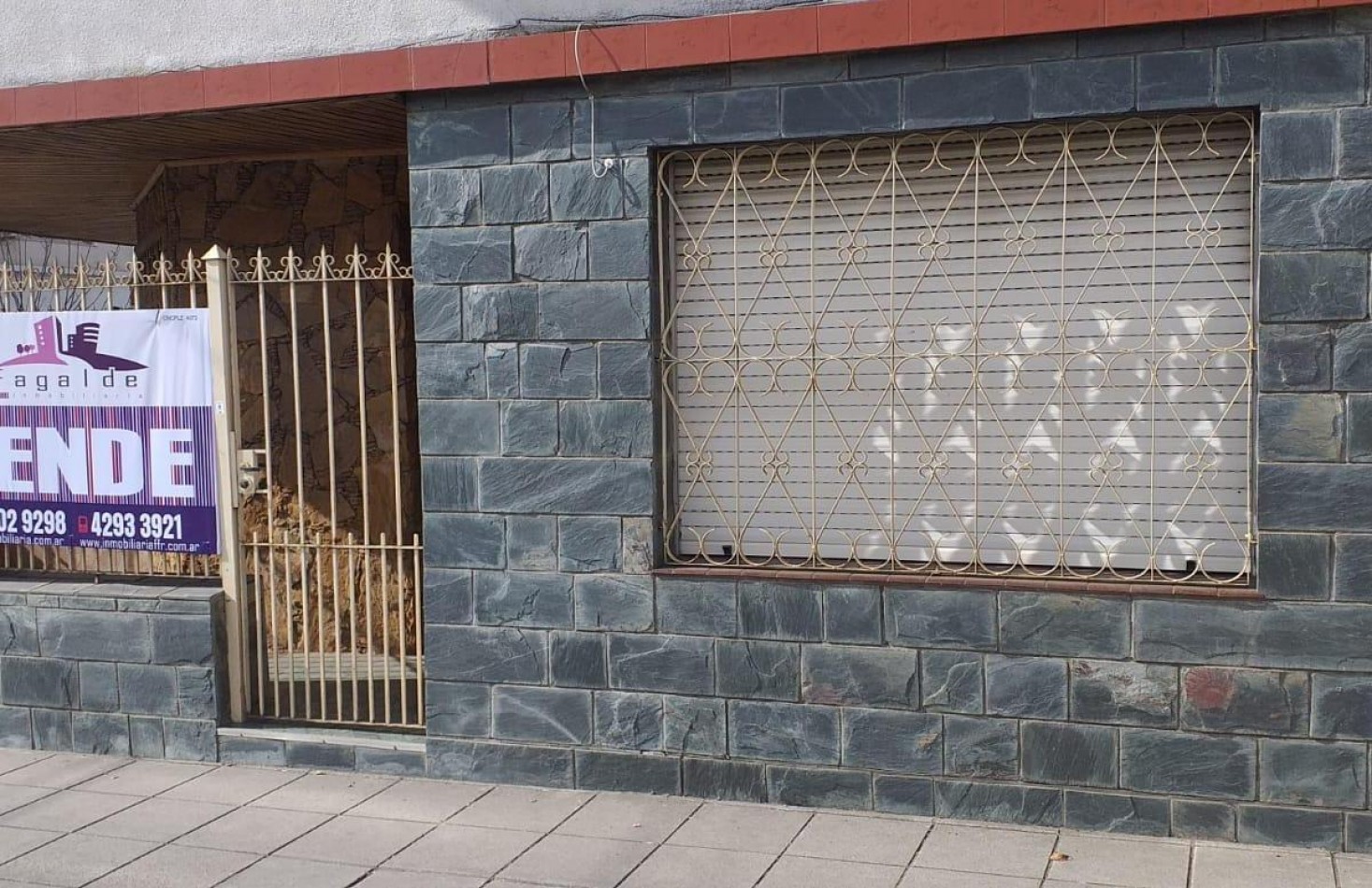 Casa de 4 Ambientes con 2 Cocheras y Terraza