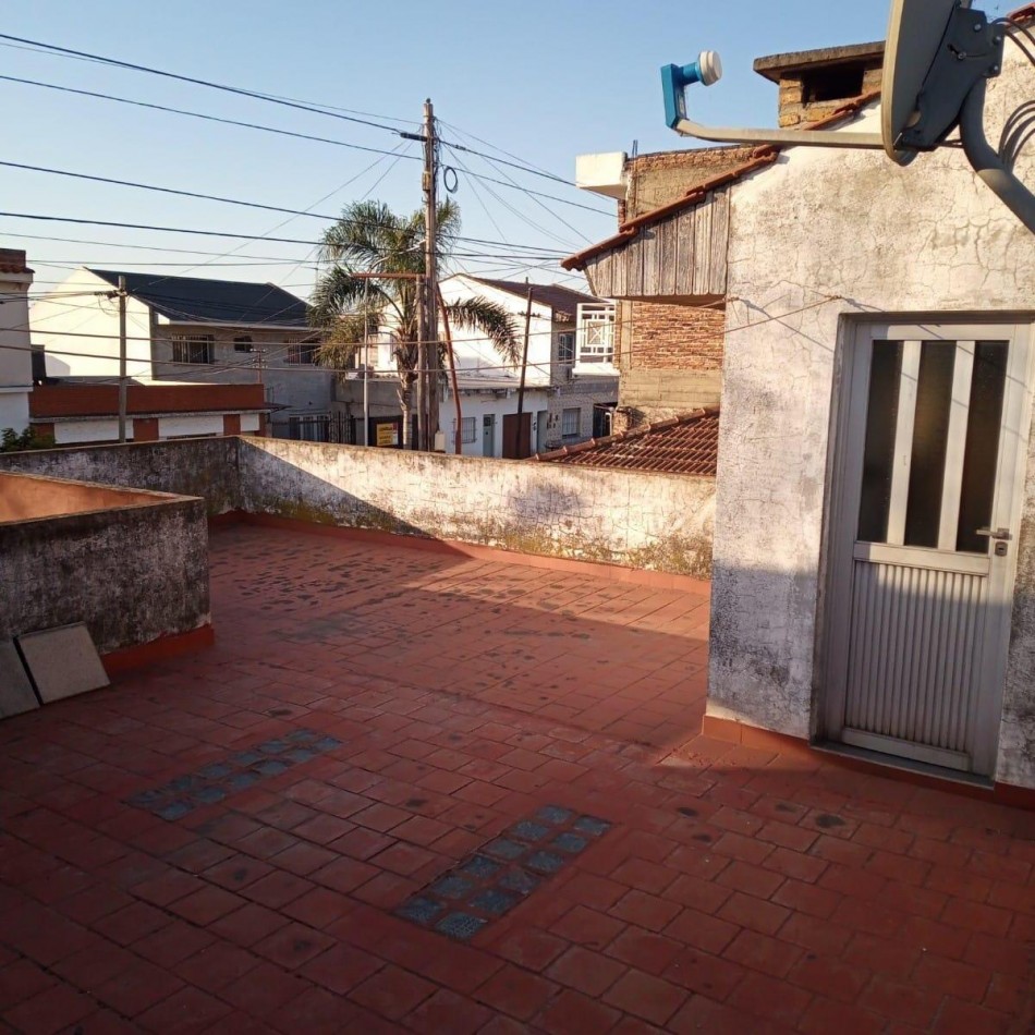 Casa de 4 Ambientes con 2 Cocheras y Terraza