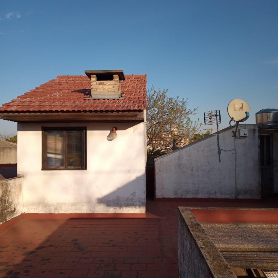 Casa de 4 Ambientes con 2 Cocheras y Terraza