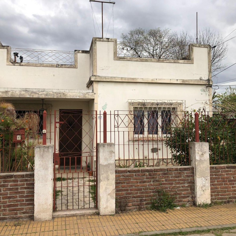Casa 6 Ambientes con Pequeño Departamento Al Fondo