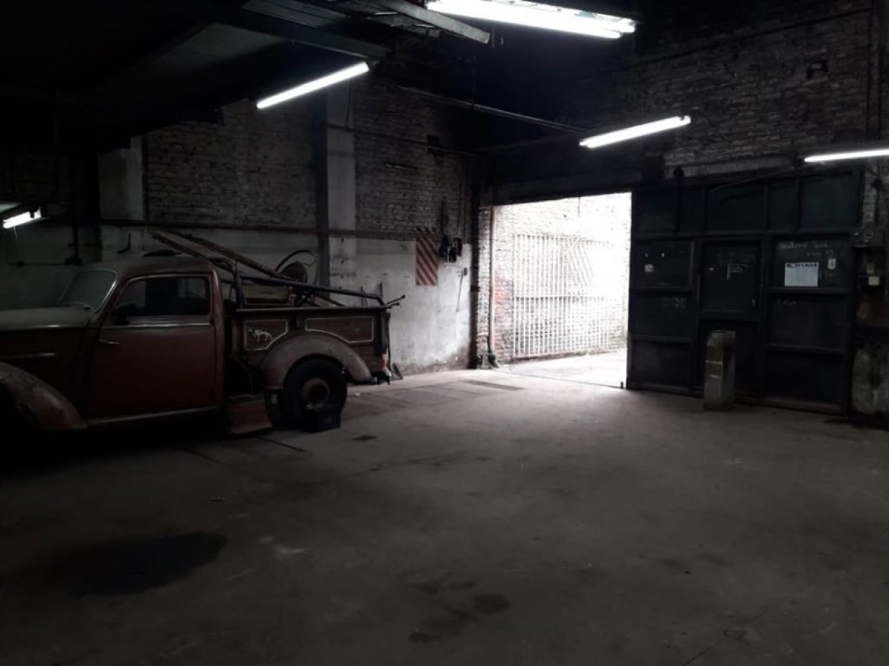 Taller interno, deposito con entrada pasante para vehiculos