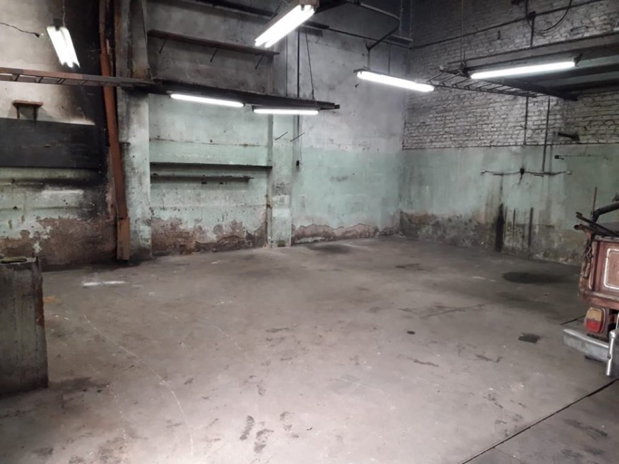 Taller interno, deposito con entrada pasante para vehiculos