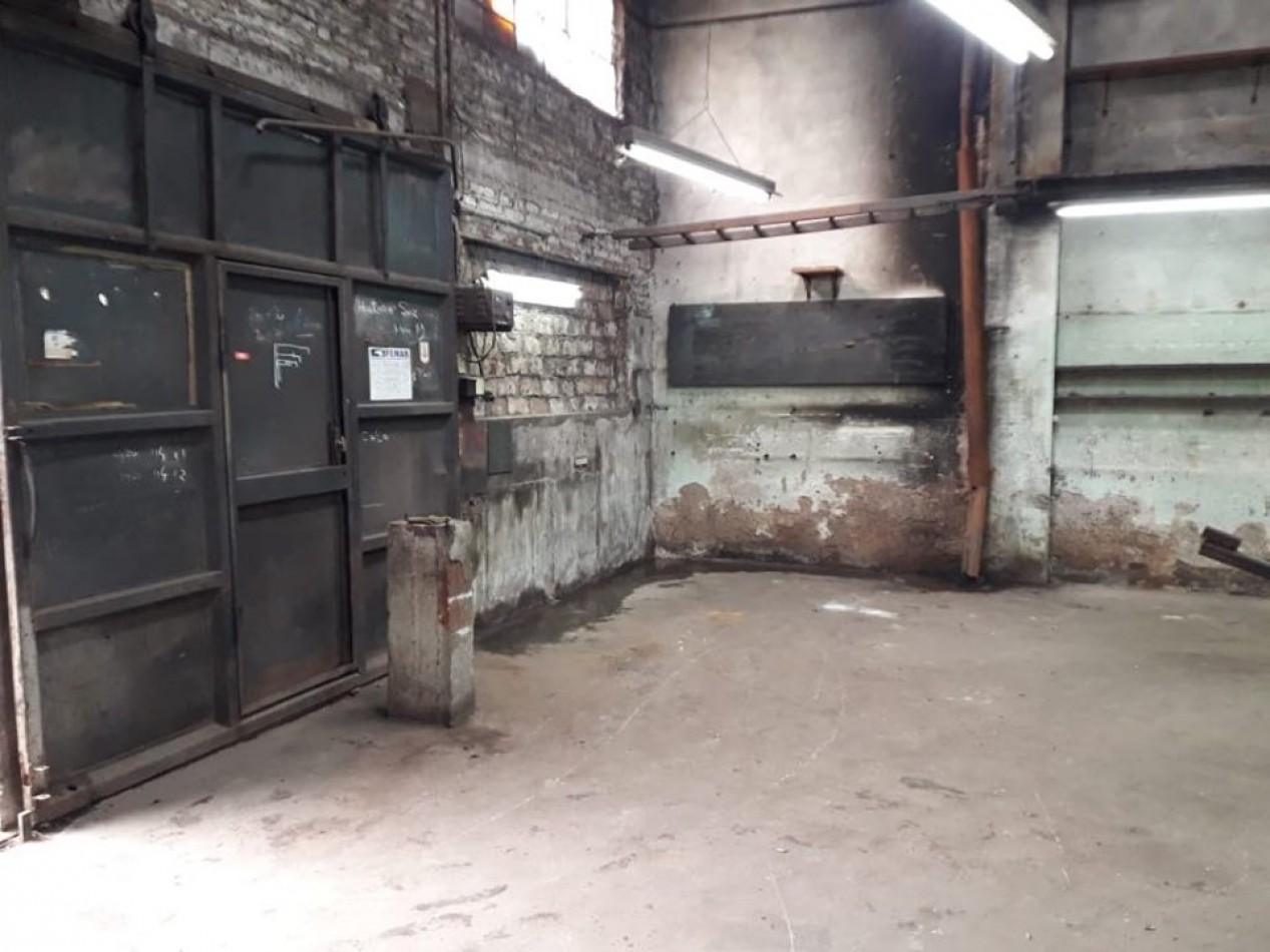Taller interno, deposito con entrada pasante para vehiculos