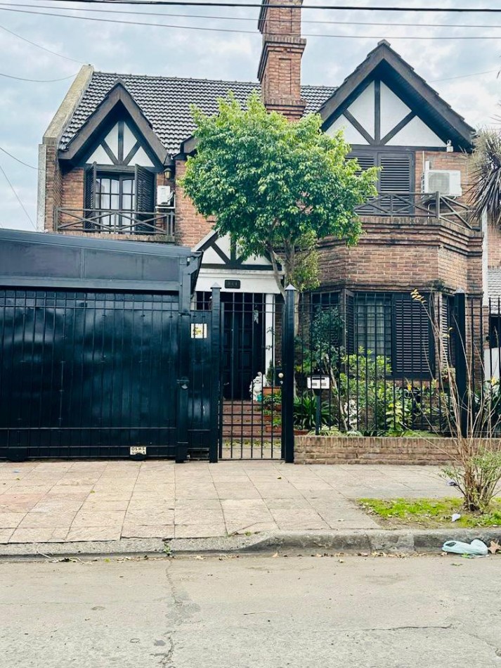 Excelente Oportunidad! Casa 4 Ambientes con Quincho y Piscina