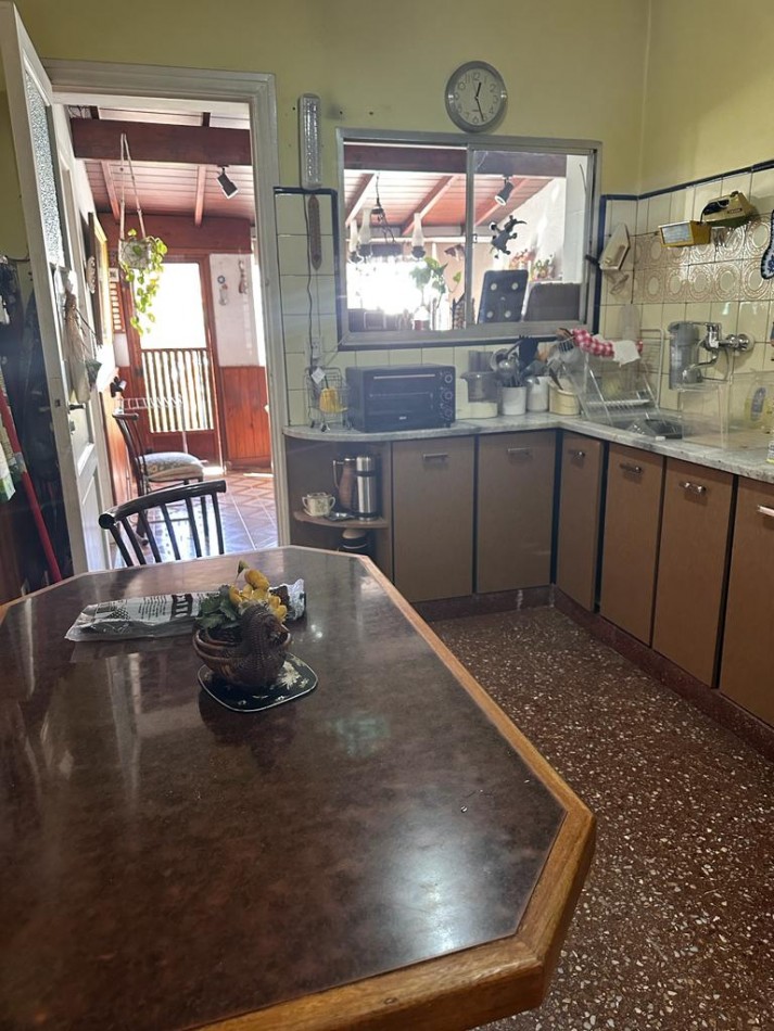 Oportunidad! - Propiedad con Jardin y Amplia Cochera. Salida a Dos Calles