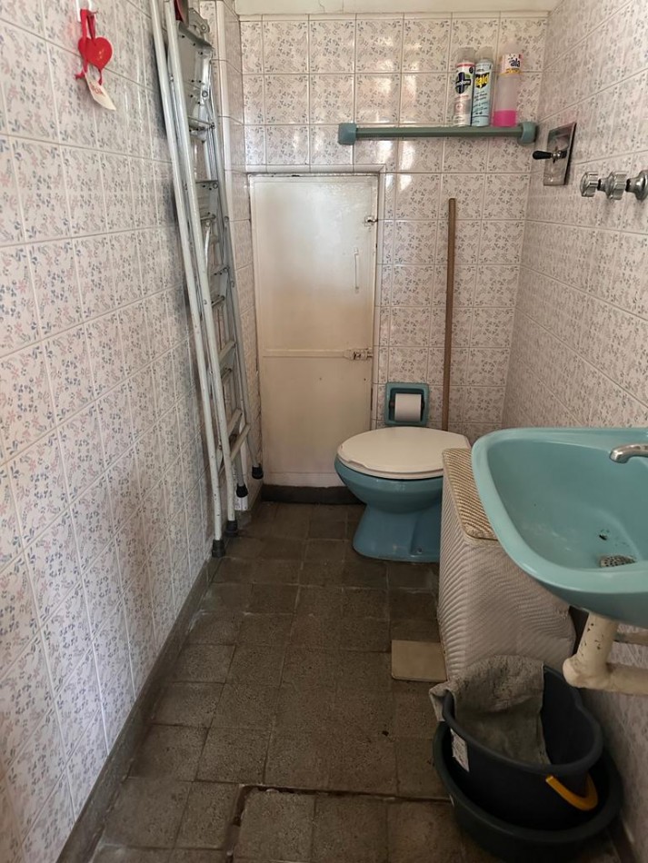 Oportunidad! - Propiedad con Jardin y Amplia Cochera. Salida a Dos Calles