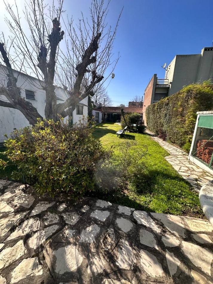 Oportunidad! - Propiedad con Jardin y Amplia Cochera. Salida a Dos Calles