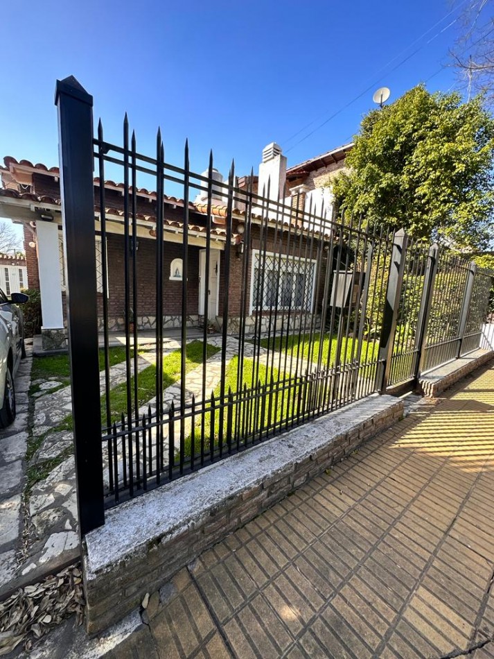 Oportunidad! - Propiedad con Jardin y Amplia Cochera. Salida a Dos Calles