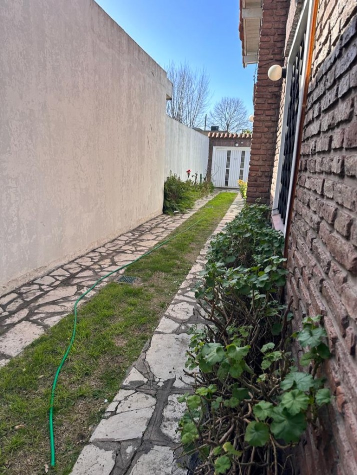 Oportunidad! - Propiedad con Jardin y Amplia Cochera. Salida a Dos Calles