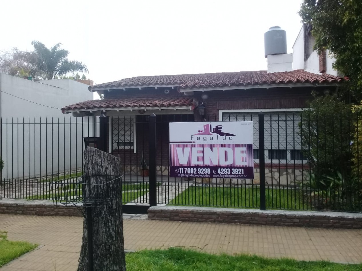 Oportunidad! - Propiedad con Jardin y Amplia Cochera. Salida a Dos Calles