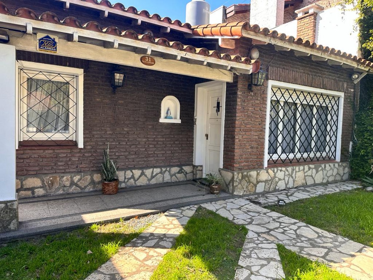 Oportunidad! - Propiedad con Jardin y Amplia Cochera. Salida a Dos Calles
