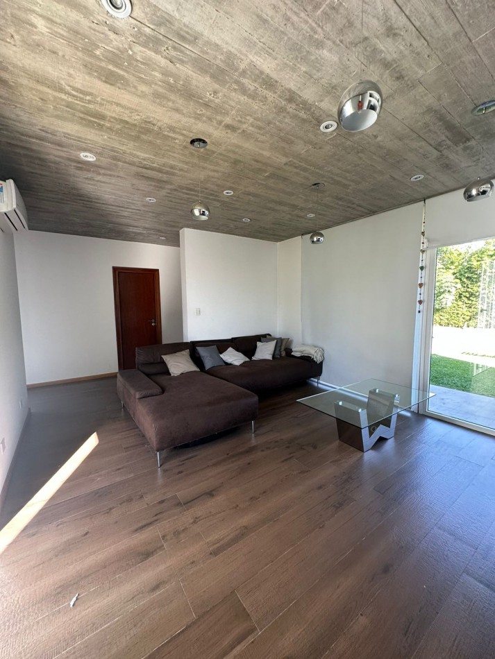 Oportunidad! Moderna Propiedad con Parrilla y Pileta 