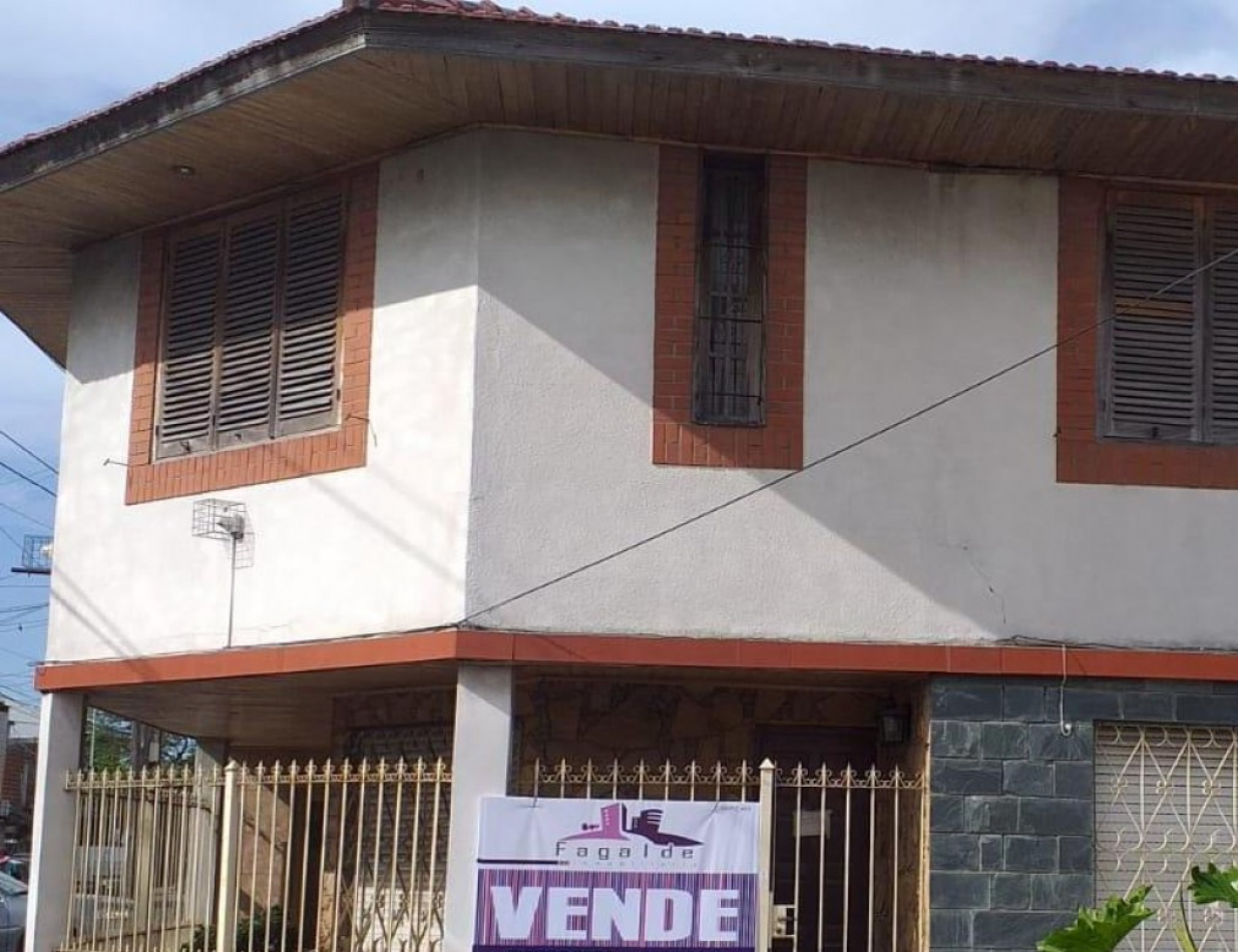 Casa de 4 Ambientes con 2 Cocheras y Terraza