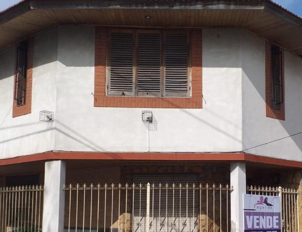 Casa de 4 Ambientes con 2 Cocheras y Terraza