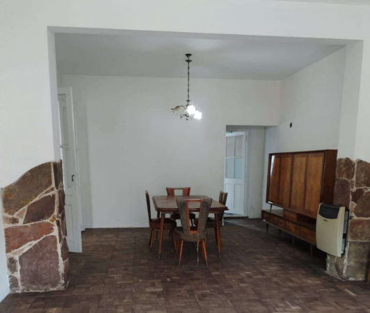 Casa 4 ambientes con amplio jardin al fondo