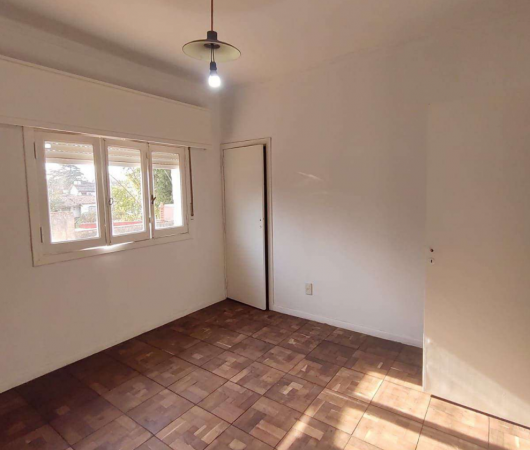 Casa 4 ambientes con amplio jardin al fondo