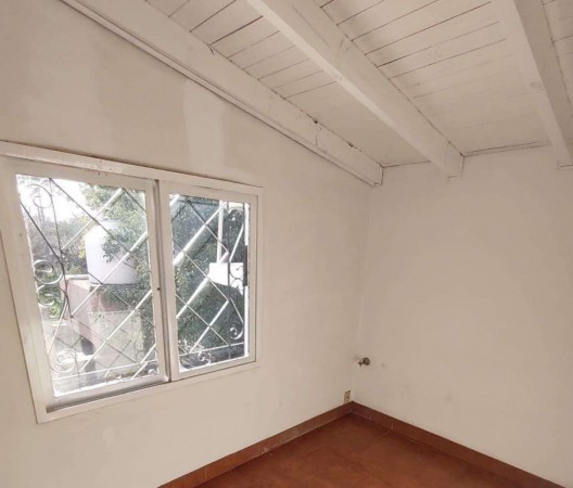 Casa 4 ambientes con amplio jardin al fondo