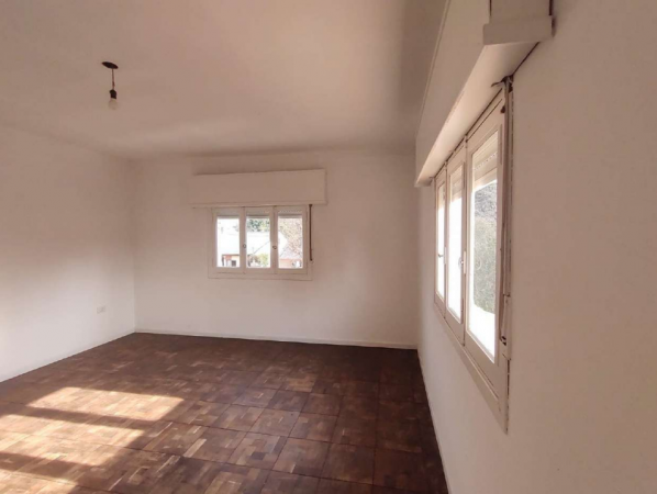 Casa 4 ambientes con amplio jardin al fondo