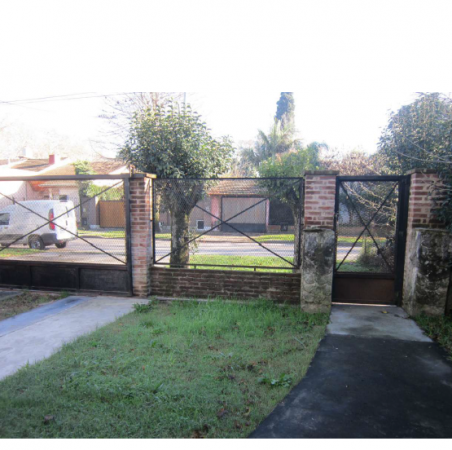 Casa 4 ambientes con amplio jardin al fondo