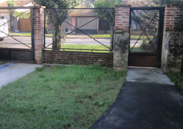 Casa 4 ambientes con amplio jardin al fondo