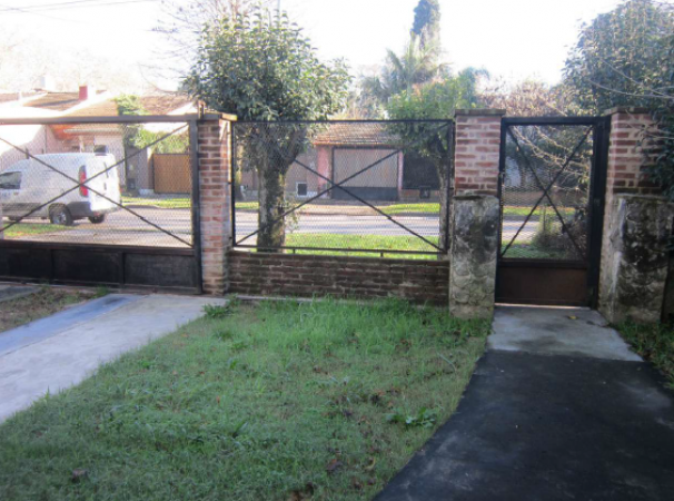 Casa 4 ambientes con amplio jardin al fondo