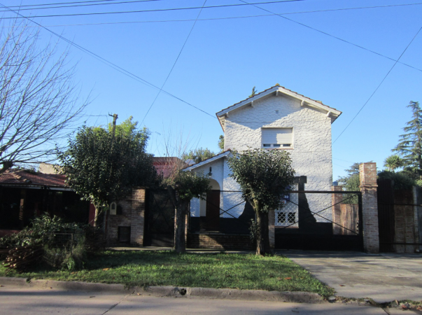 Casa 4 ambientes con amplio jardin al fondo