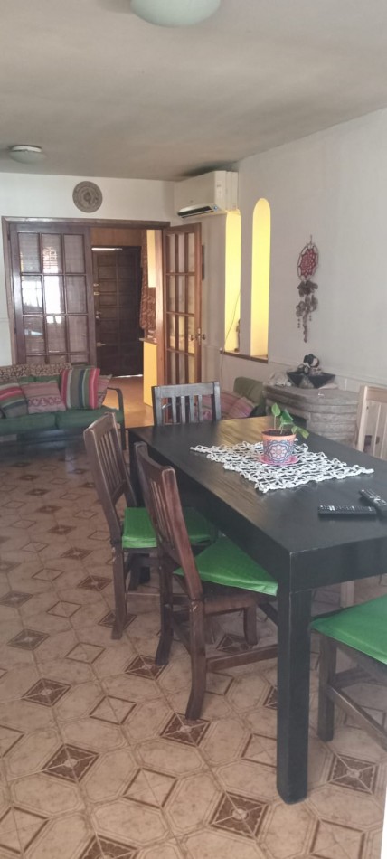 Casa con piscina y amplio jardin