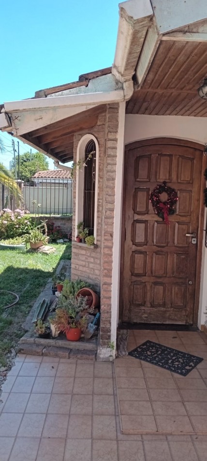 Casa con piscina y amplio jardin