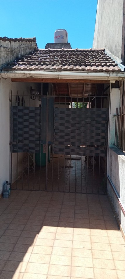 Casa con piscina y amplio jardin