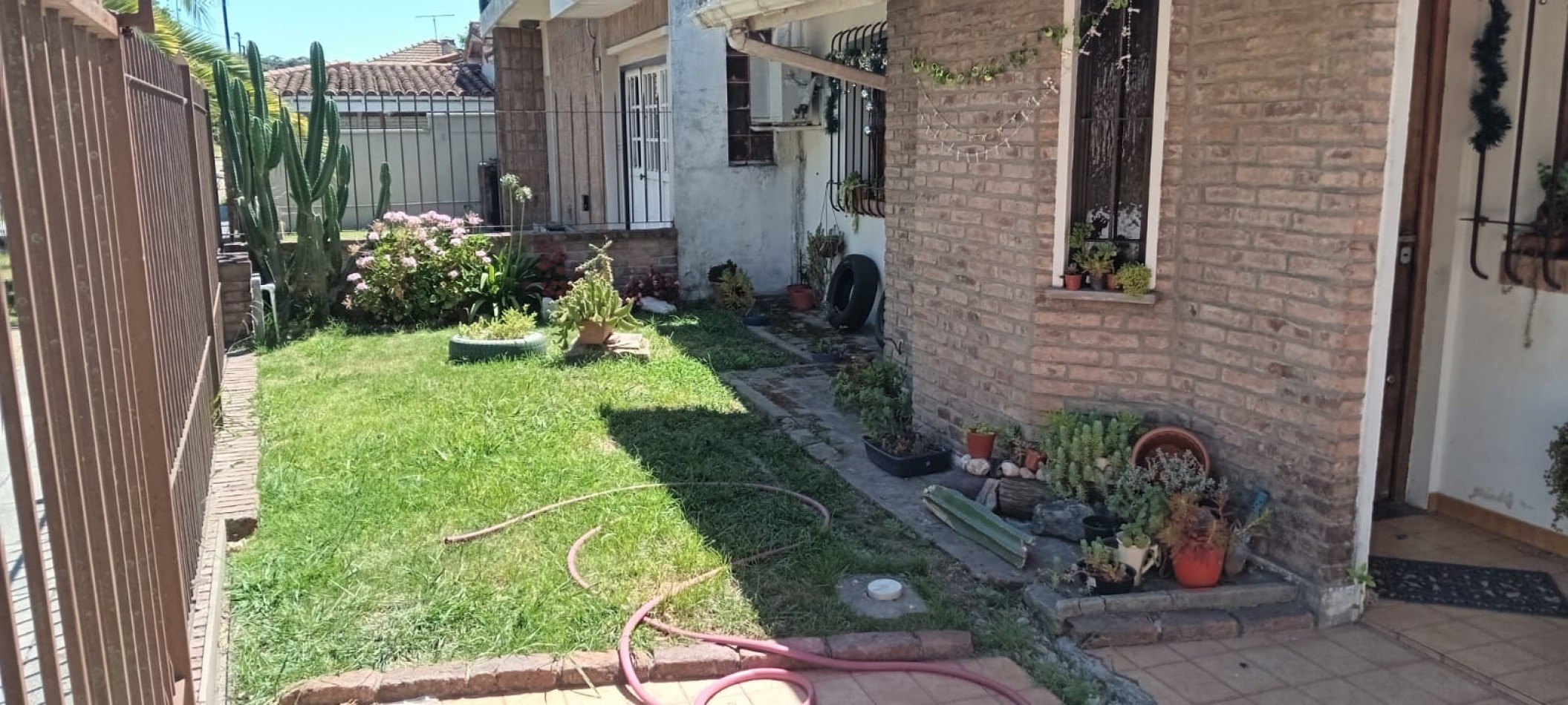 Casa con piscina y amplio jardin