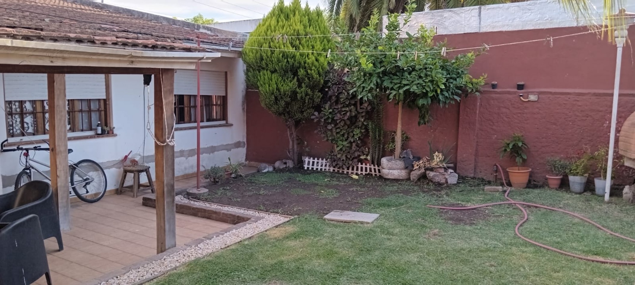 Casa con piscina y amplio jardin