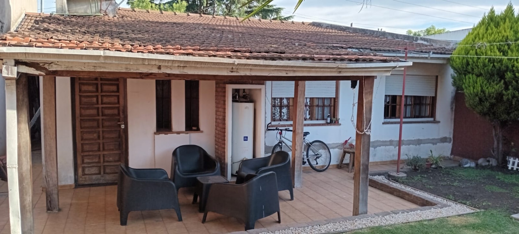 Casa con piscina y amplio jardin
