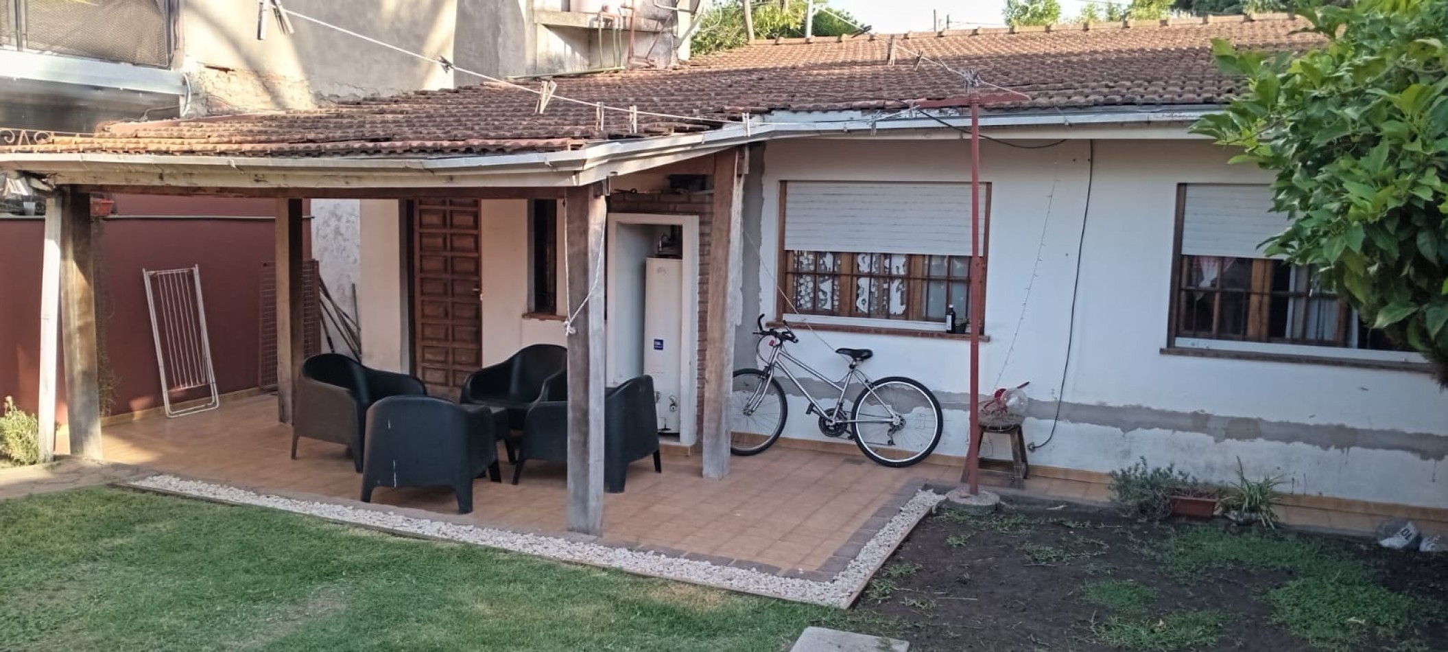 Casa con piscina y amplio jardin