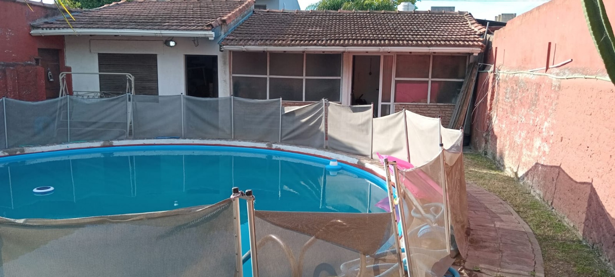 Casa con piscina y amplio jardin