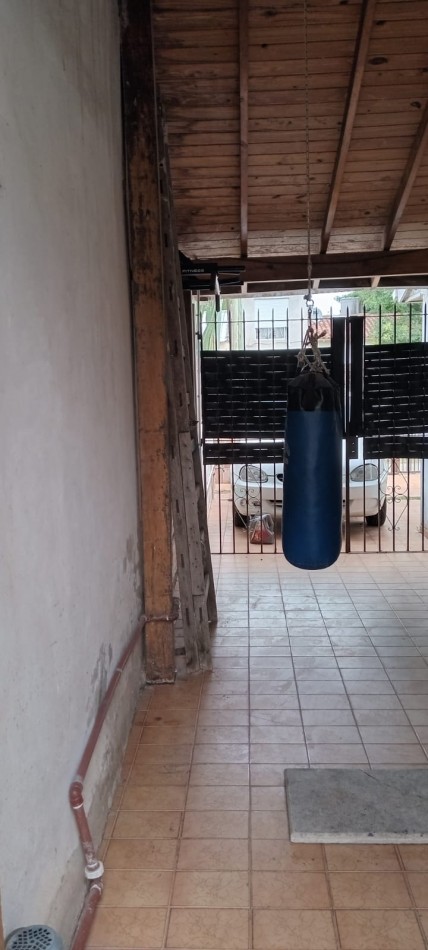 Casa con piscina y amplio jardin