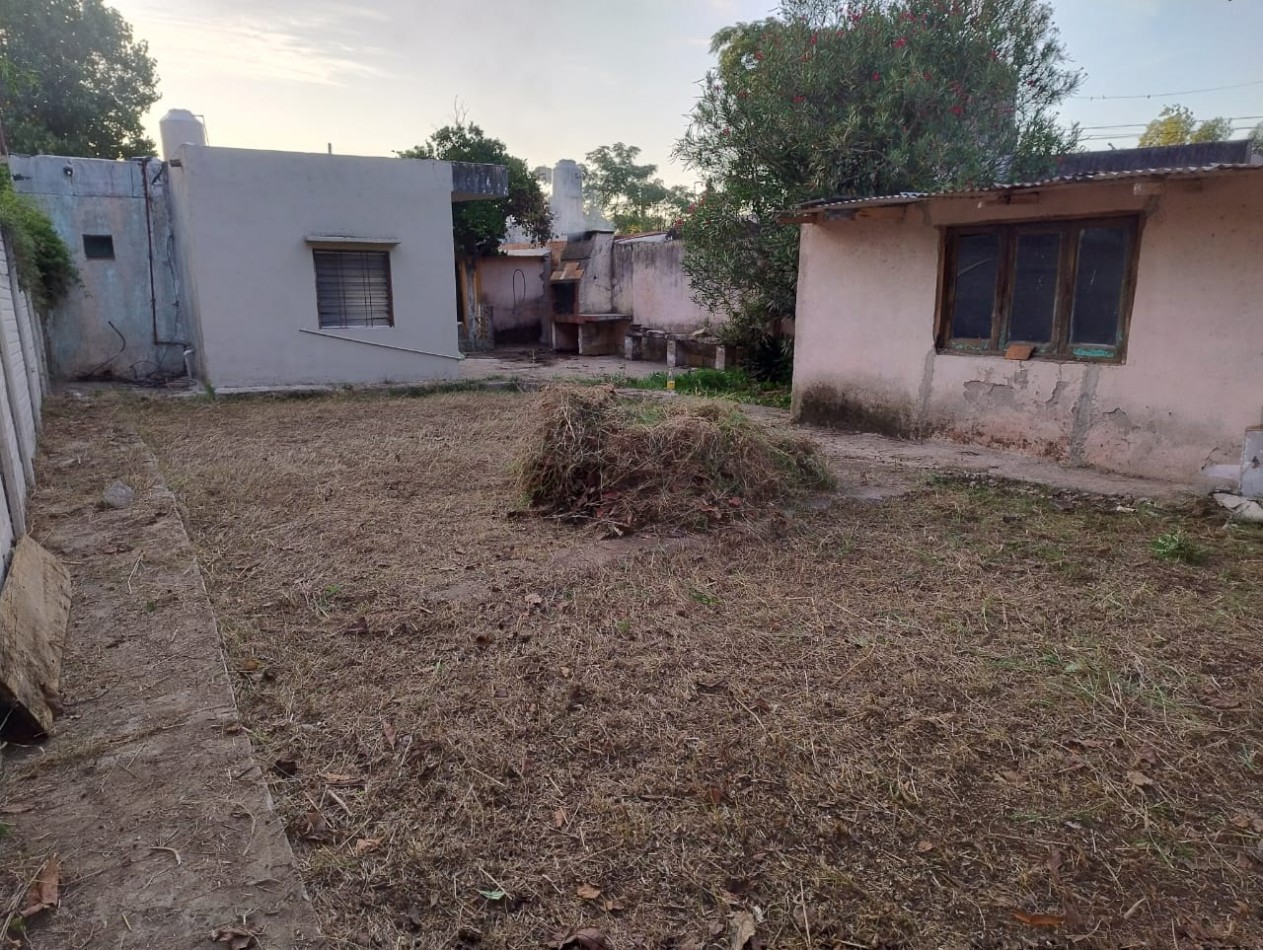 Casa con patio, parrilla y depto 2 ambientes