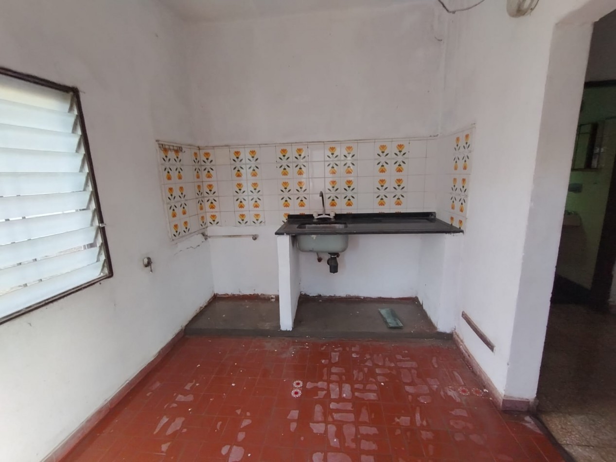 Casa con patio, parrilla y depto 2 ambientes