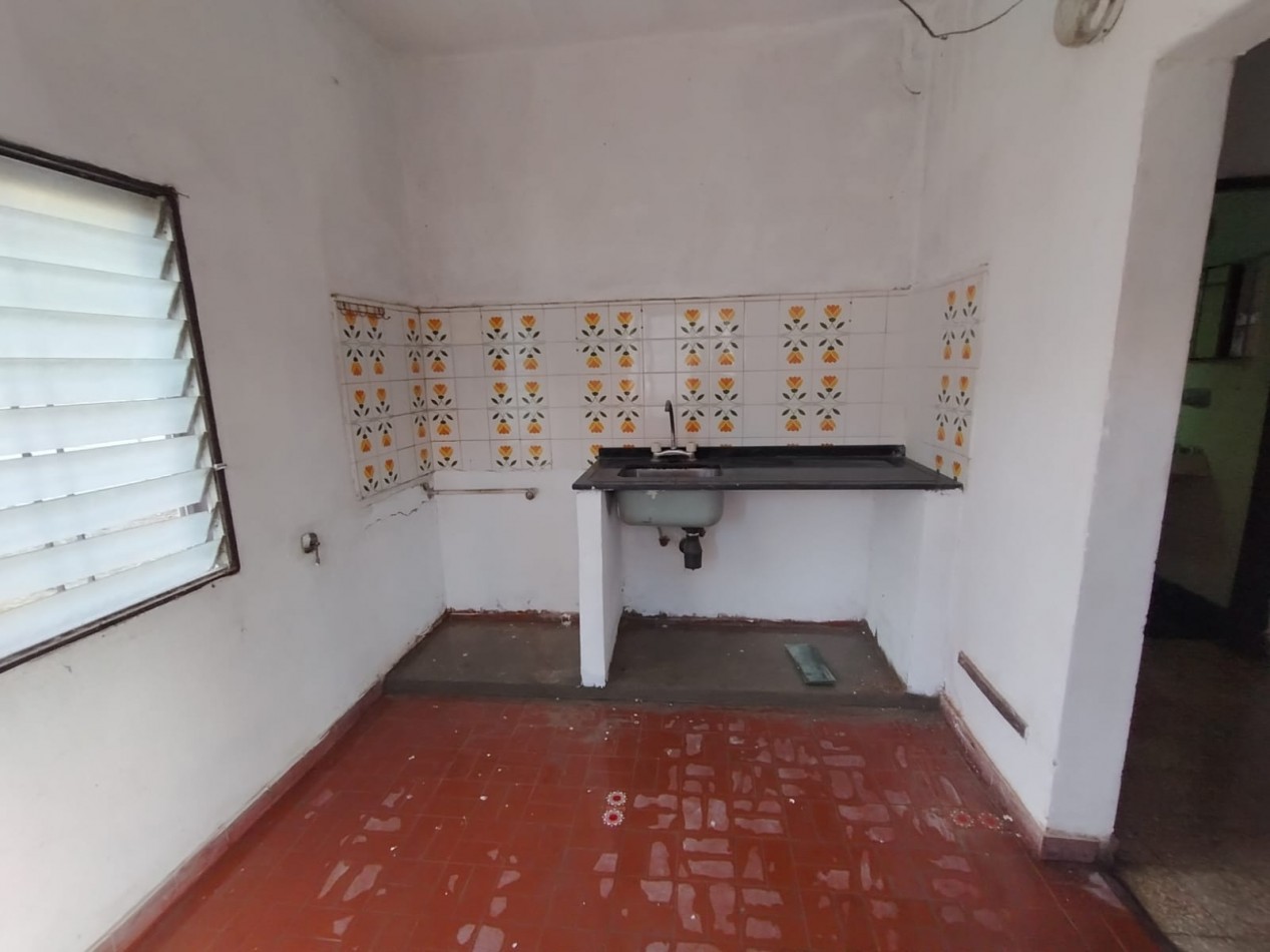 Casa con patio, parrilla y depto 2 ambientes