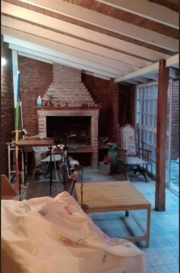 Chalet con quincho y pileta en excelente zona- Adrogue