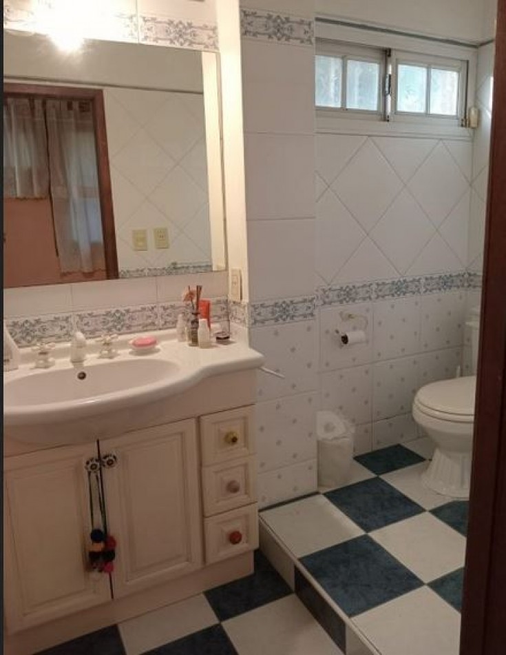 Chalet con quincho y pileta en excelente zona- Adrogue