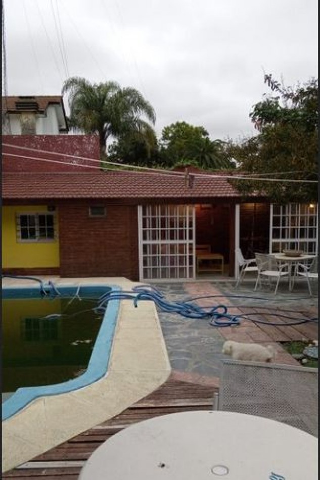 Chalet con quincho y pileta en excelente zona- Adrogue