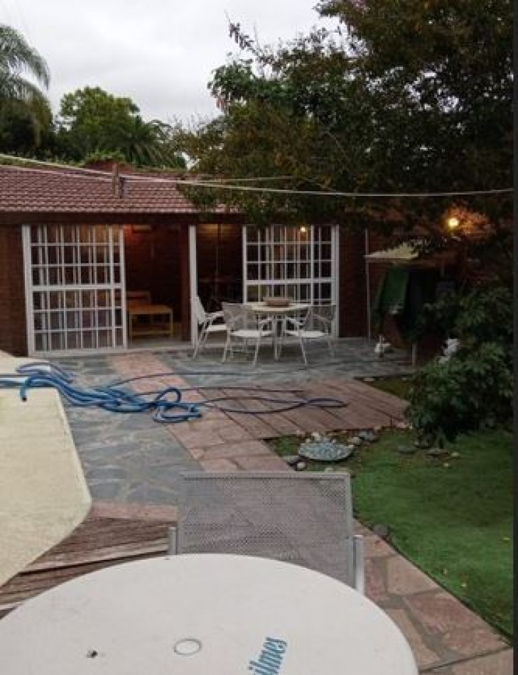 Chalet con quincho y pileta en excelente zona- Adrogue
