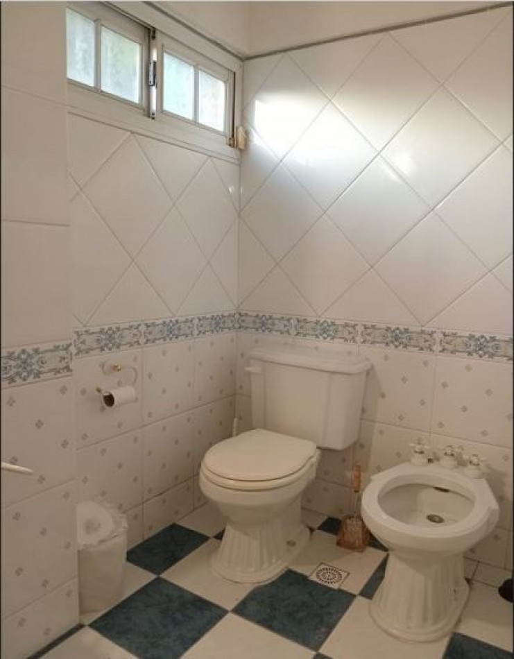 Chalet con quincho y pileta en excelente zona- Adrogue