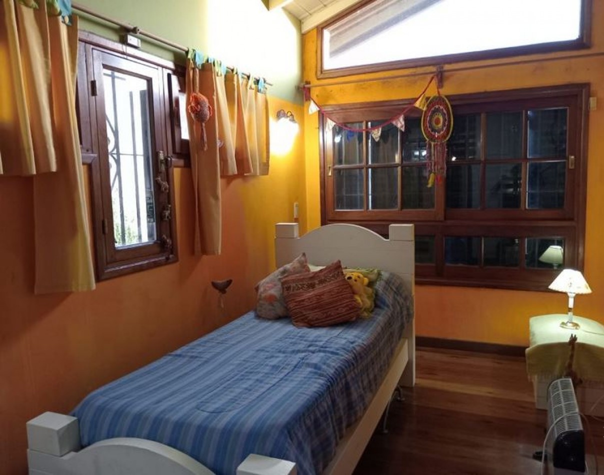 Chalet con quincho y pileta en excelente zona- Adrogue
