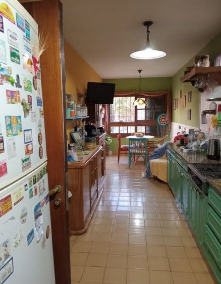 Chalet con quincho y pileta en excelente zona- Adrogue