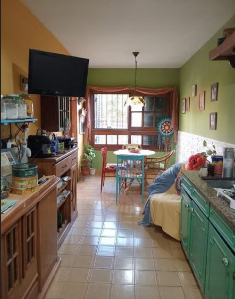 Chalet con quincho y pileta en excelente zona- Adrogue