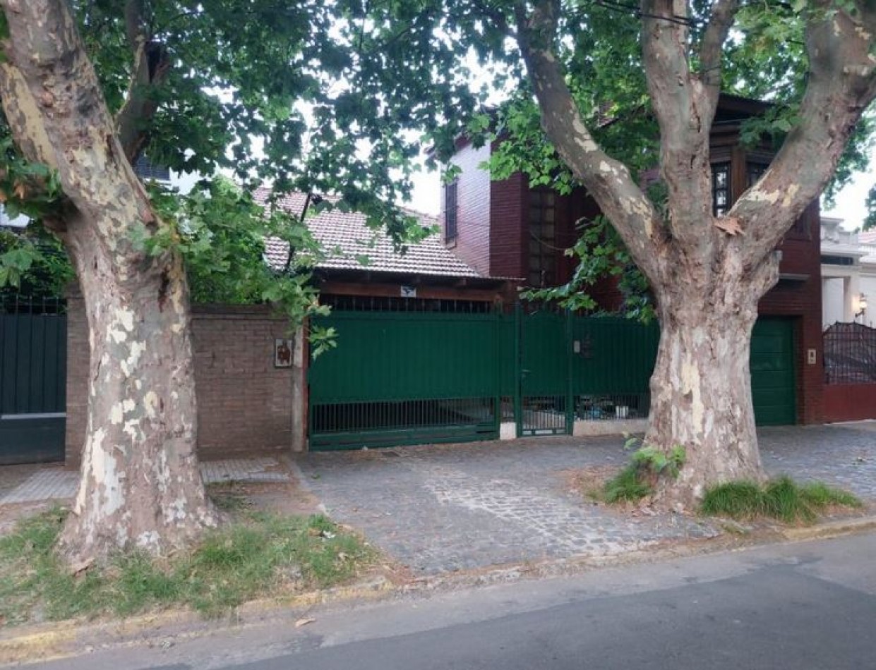 Chalet con quincho y pileta en excelente zona- Adrogue