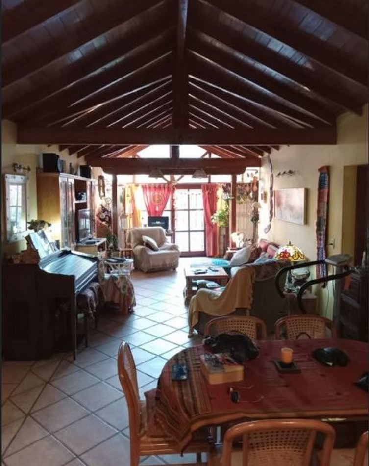 Chalet con quincho y pileta en excelente zona- Adrogue