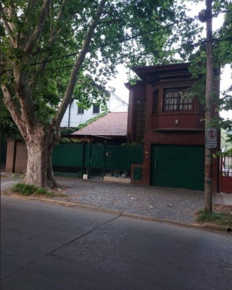 Chalet con quincho y pileta en excelente zona- Adrogue