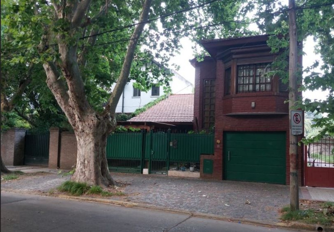 Chalet con quincho y pileta en excelente zona- Adrogue